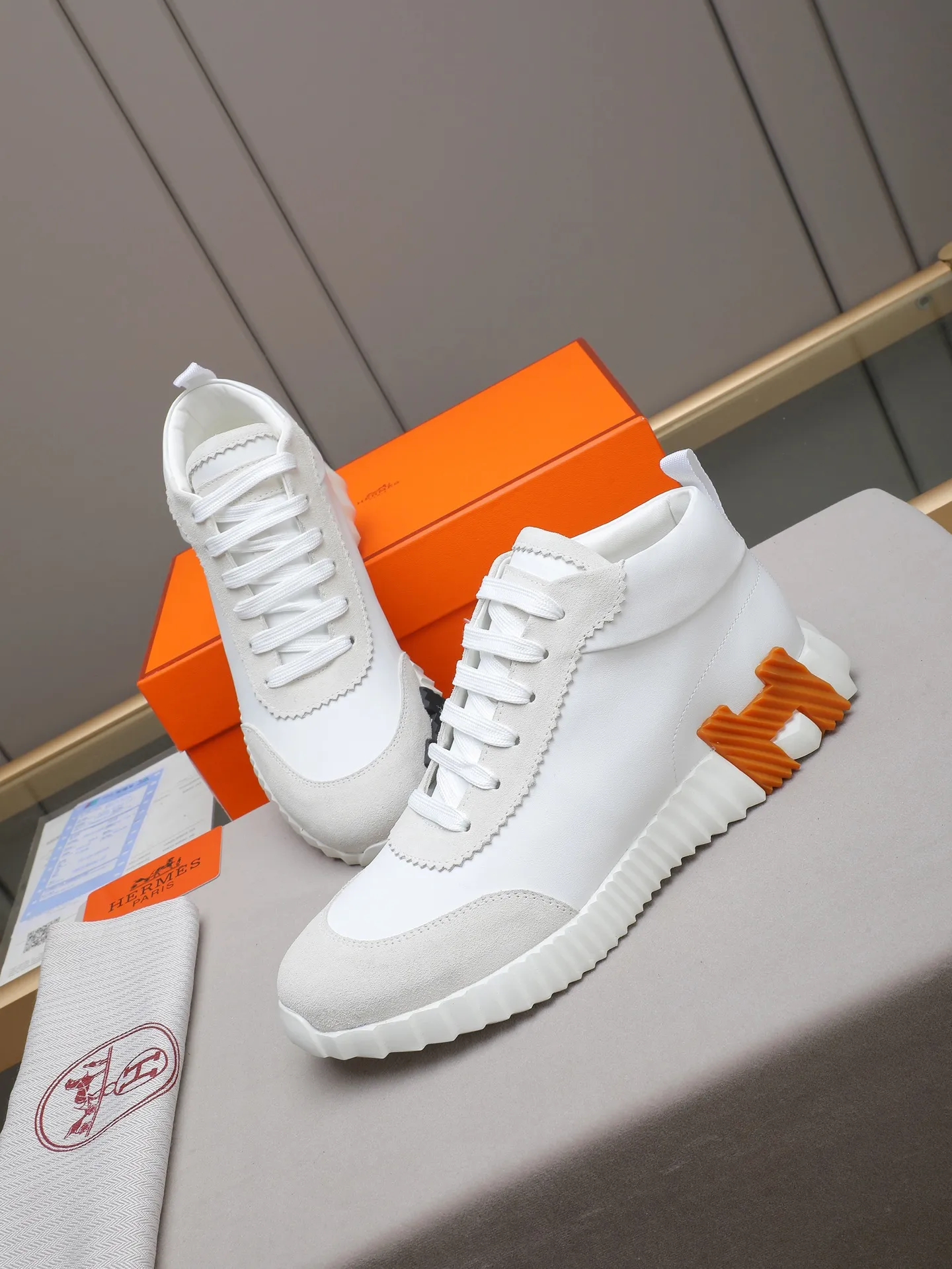 PPP460 (Hermes high-top men's shoes)🆕Men's sports shoes, decorated with textured calfskin details. Spliced ​​with original cowhide, this shoe draws inspiration from the equestrian world, integrating technical details and practical functions. Breathable sheep lining, original combination outsole, high-end quality, and every detail is perfectly combined! Size: 38-44 (45 can be customized)